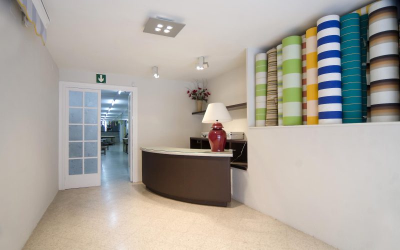 Local Comercial de lloguer amb taller de tapisseria al C/Ramón Turró de Palafolls. RT54